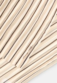 Écharpe beige avec des rayures verticales marron foncé. Fabriquée en tissu léger avec une texture lisse. Nom de la marque brodé dans un coin.