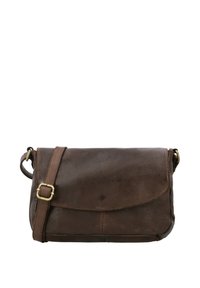 Sac bandoulière en cuir marron avec bandoulière réglable et boucle en laiton, avec un rabat incurvé et des détails de coutures visibles.