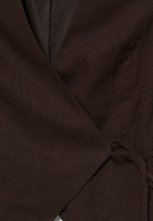 Donkerbruine wikkelstof met een geknoopt detail, die textuur en stiksel van een kledingstuk van dichtbij laat zien.