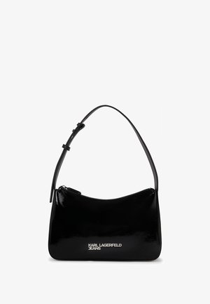 Čierna lakovaná kožená kabelka s zakriveným silhouette, nastaviteľným popruhom a strieborným logom na prednej strane. Zipsová príloha na vrchu.