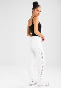 Urban Classics LACE UP PANTS - Uske traperice - white
