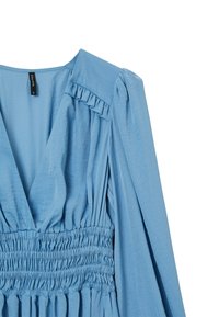 Hellblaues Kleid mit langen, gepufften Ärmeln, V-Ausschnitt und gerafftem Taillenteil. Mit Rüschen entlang der Schultern und einer glatten Oberfläche.