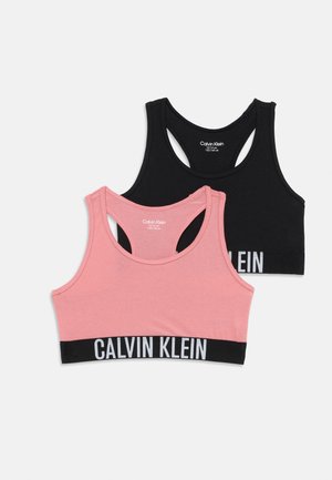 Dva sportska grudnjaka u crnoj i svijetloružičastoj boji. Oba imaju dizajn s racerback leđima i crni pojas s natpisom "CALVIN KLEIN" u bijelom slovima. Mekani, rastezljivi materijal.