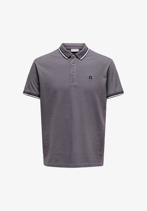 Grijs poloshirt met korte mouwen, knoopsluiting, wit-zwart gestreepte kraag en manchetten, en een klein logo op de linkerborst.