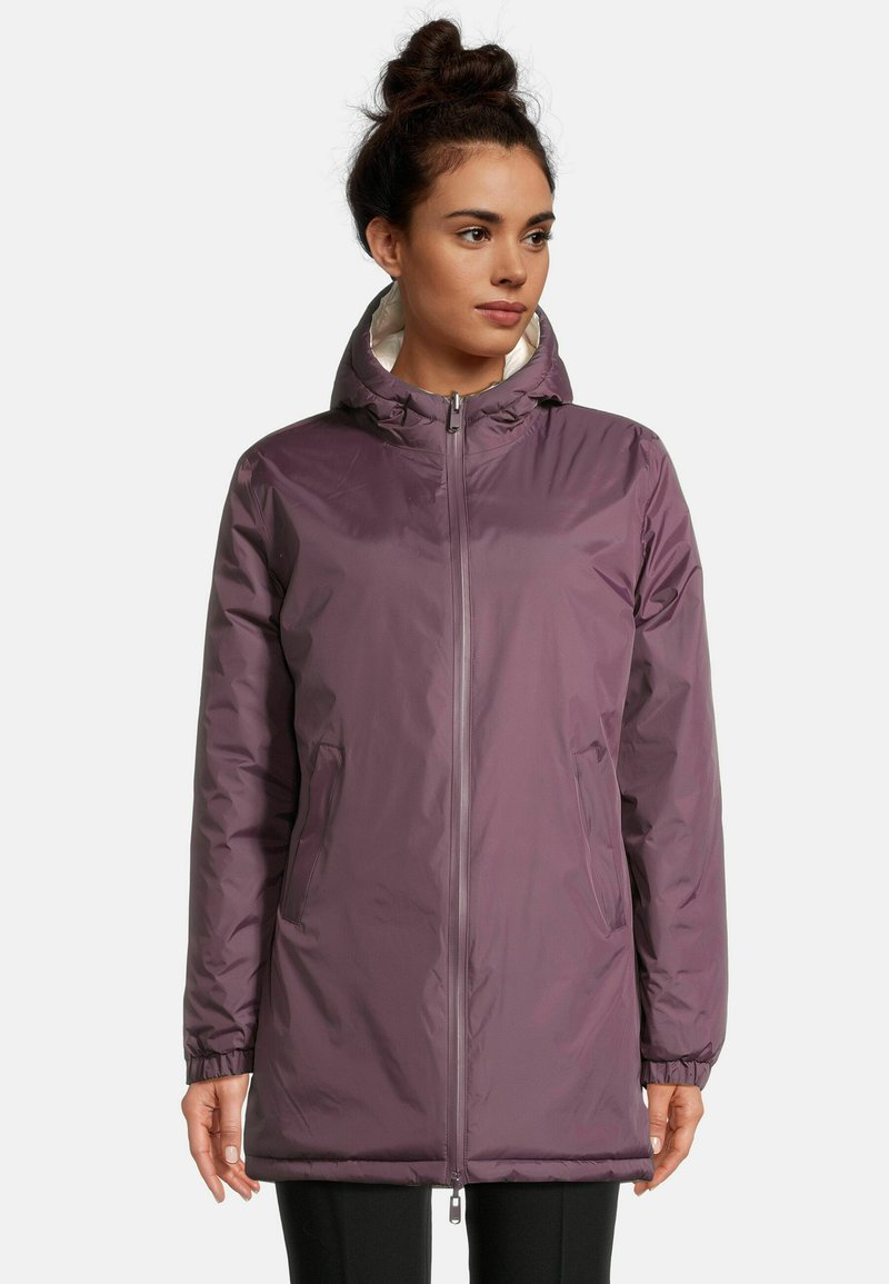 Giacca isolante viola con zip frontale, cappuccio attaccato e tasche laterali. Caratterizzata da polsini elasticizzati e una finitura liscia e lucida.