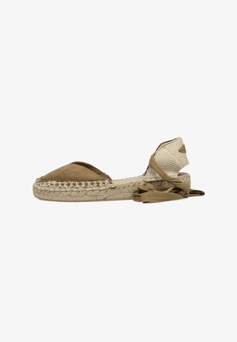 Espadrille de ante marrón con suela de yute trenzado, que cuenta con un lazo de tela en el tobillo y un detalle de tacón de lona texturizada.