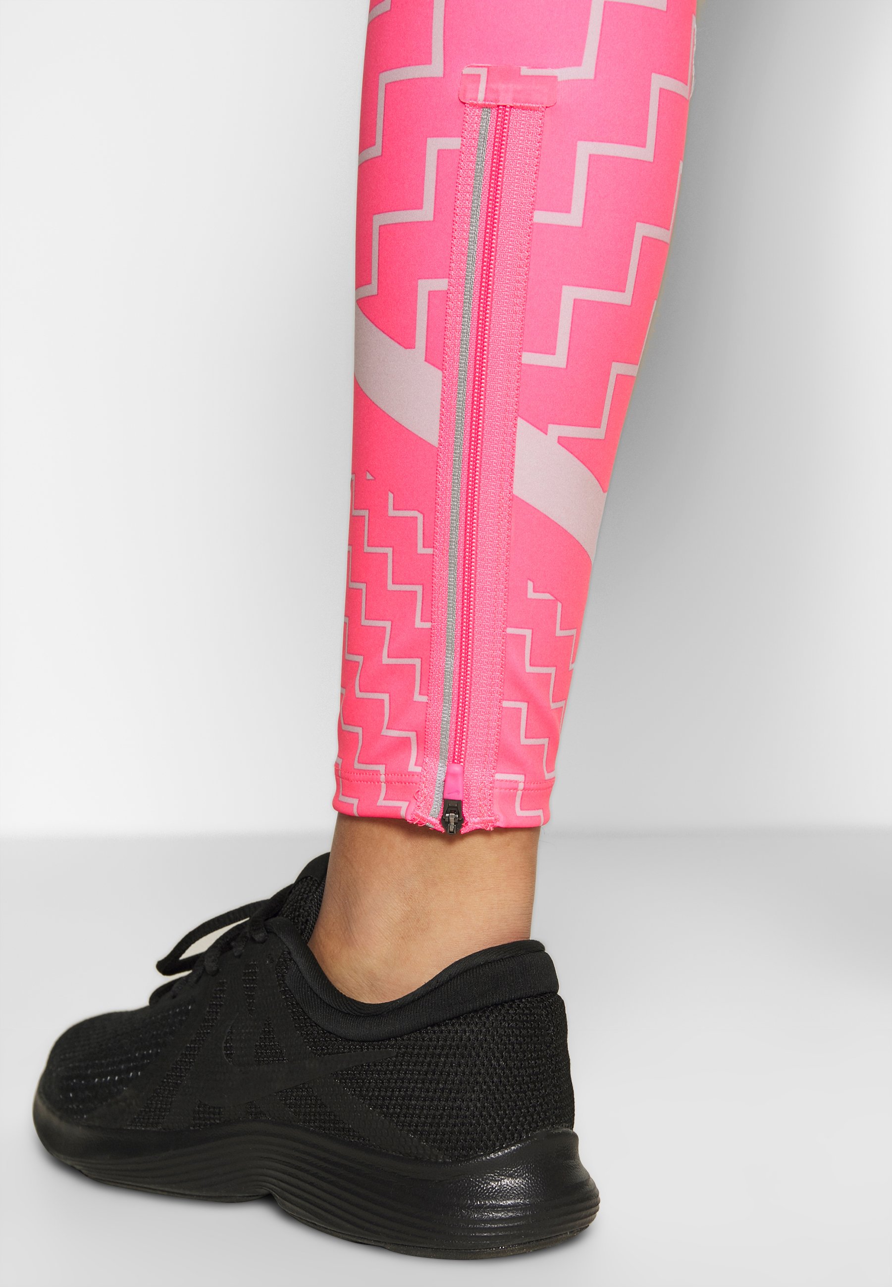 nike epic lux digital pink