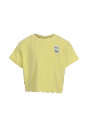 Geel crop top met korte mouwen, gekartelde zoom en een klein patchje op de linkerborst met de tekst "TU ES LE SOLEIL" en een zonafbeelding.