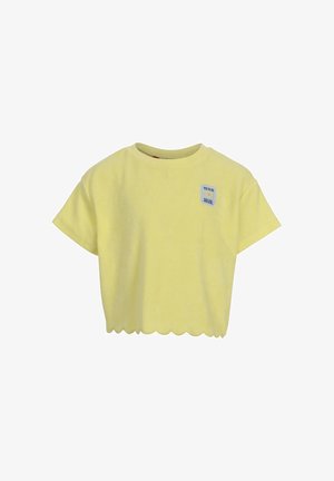 Geel crop top met korte mouwen, gekartelde zoom en een klein patchje op de linkerborst met de tekst "TU ES LE SOLEIL" en een zonafbeelding.