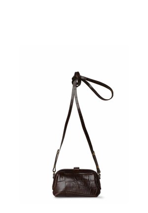 Borsa a tracolla in ecopelle effetto coccodrillo marrone, con una forma strutturata, tracolla regolabile e chiusura con gancio nella parte superiore.