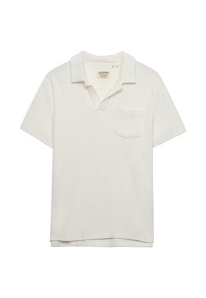 Hvid poloshirt med korte ærmer, krave, enkelt brystlomme og synligt mærkelabel inde i halskanten.