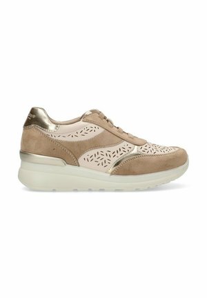 Zapato de ante beige con detalles perforados, acentos metálicos en el tacón y una suela blanca acolchada. Presenta puntera redonda y cordones.