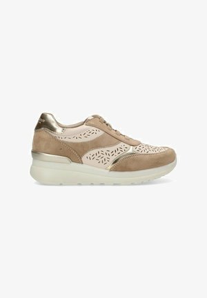 Zapato de ante beige con detalles perforados, acentos metálicos en el tacón y una suela blanca acolchada. Presenta puntera redonda y cordones.