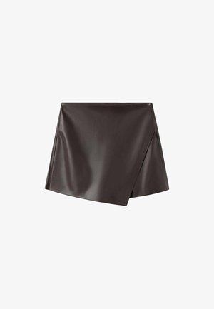 Čierna mini sukňa z umelého kože s viazacím dizajnom, asymetrickým lemom a hladkou textúrou. Zapínanie na zips na boku.