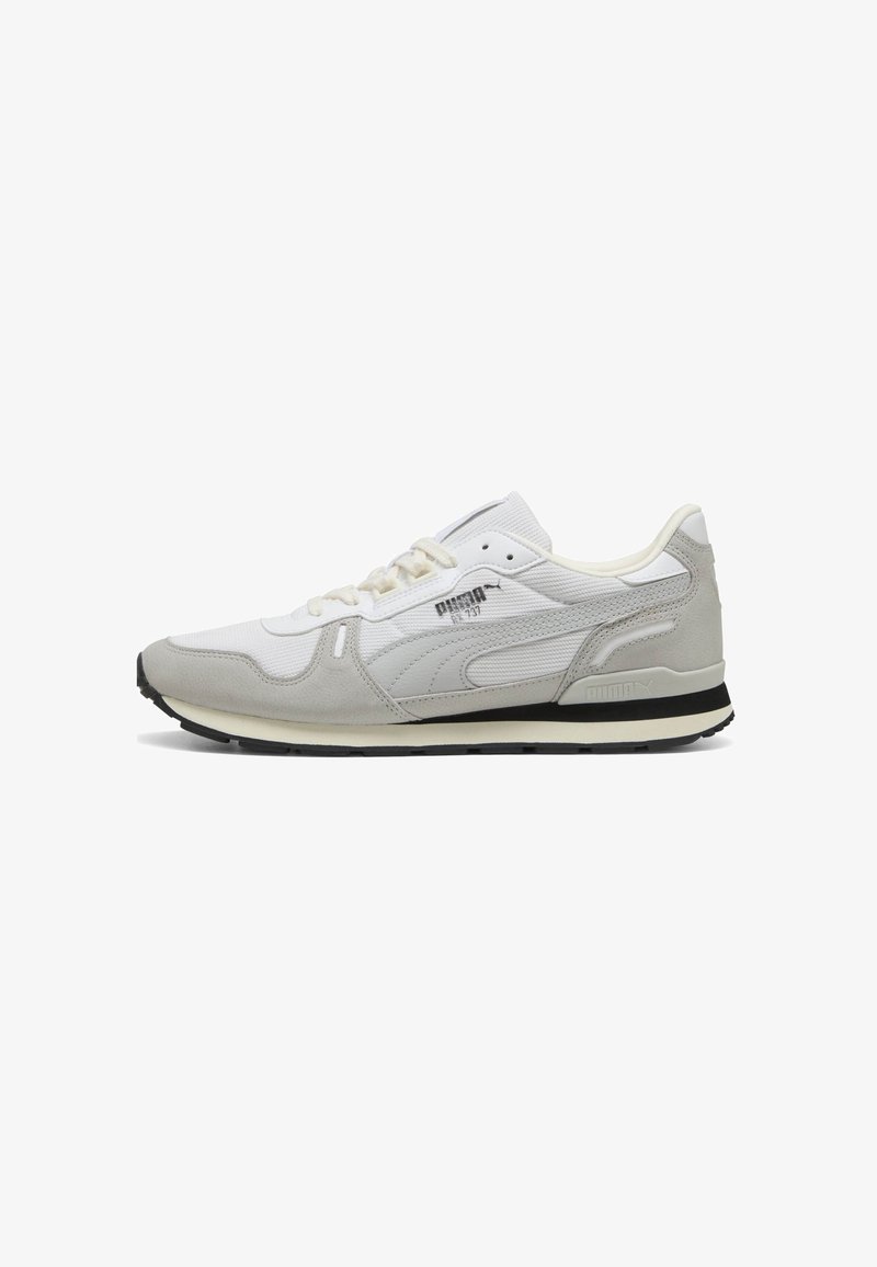 Białe sneakersy z szaro-suede i siatkowym wierzchem, sznurowana konstrukcja, wyściełany kołnierz, czarna gumowa podeszwa i nadrukowane logo na boku.