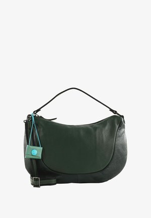 Borsa a tracolla verde in pelle con forma curva, superficie testurizzata, pannello inferiore nero e etichetta blu staccabile. Include una tracolla.