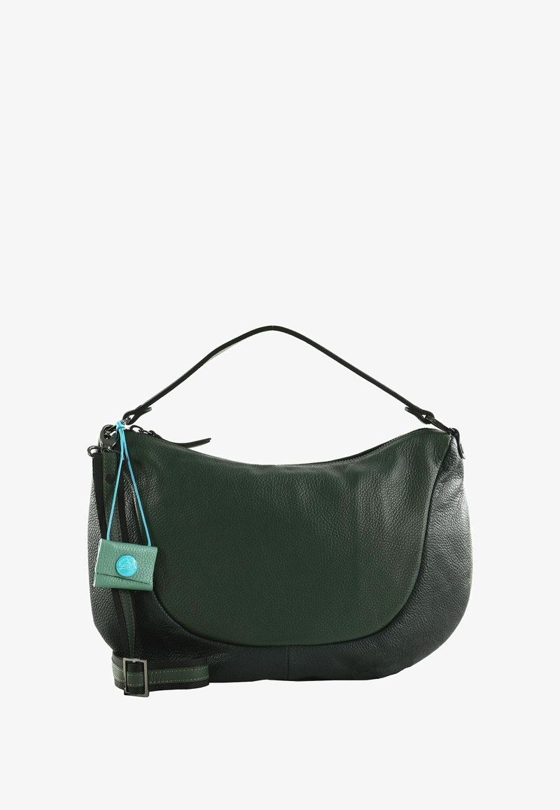 Borsa a tracolla verde in pelle con forma curva, superficie testurizzata, pannello inferiore nero e etichetta blu staccabile. Include una tracolla.