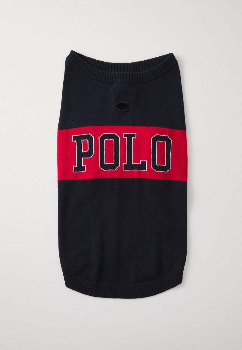 Harmaa sininen neulottu koiran villapaita, jossa on punainen raita ja sana "POLO" mustalla tekstillä, pyöreä pääntie ja hihna-aukko.