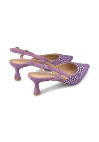 Tacchi slingback in suede viola con punta appuntita, impreziositi da gemme rotonde sulla parte anteriore e con un tacco affusolato. Cinturino regolabile con fibbia.