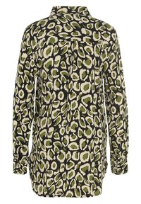 Camicia a maniche lunghe nera con una stampa astratta di leopardo verde e beige. Caratterizzata da un colletto e una piega sulla schiena per facilitare i movimenti.
