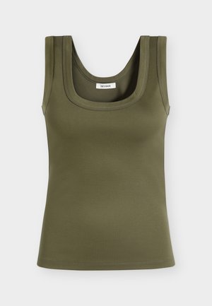 Tílko olivově zelené barvy bez rukávů se širokými ramínky a hranatým výstřihem, vyrobené z hladké látky s viditelným šitím.