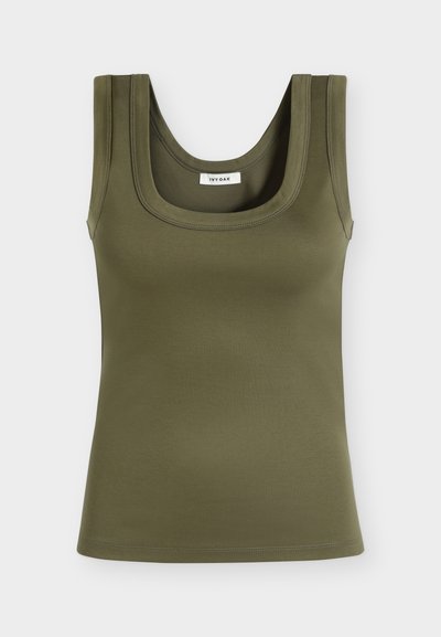 Αμάνικη πράσινη ελιά κορυφή με φαρδιές τιράντες και τετράγωνο ντεκολτέ, κατασκευασμένη από λείο ύφασμα με ορατές ραφές.