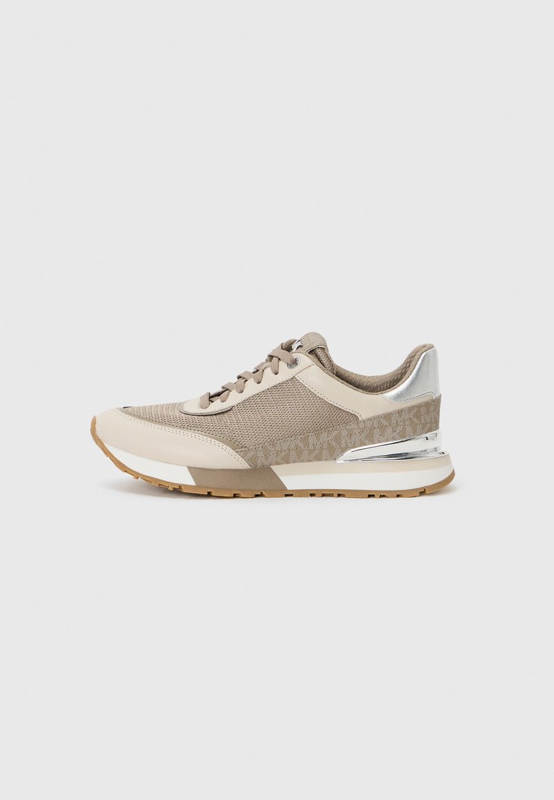 Sneaker beige con superiore in mesh e pelle, punta arrotondata, suola intermedia bianca a contrasto e dettagli argentati sul tallone. Soletta in gomma.