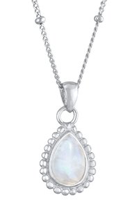 Necklace srebrne boje s privjeskom u obliku suze od mjesečevog kamena, okruženim perlatnom ivicom. Lanac je uvrnut i sadrži male perle.