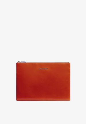 Funda para documentos de cuero en color naranja brillante, forma rectangular plana, textura lisa, con cremallera superior y una discreta marca azul en el centro.