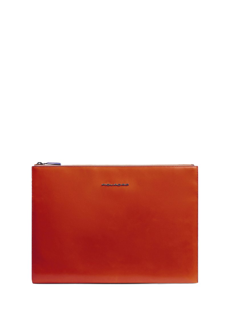 Funda para documentos de cuero en color naranja brillante, forma rectangular plana, textura lisa, con cremallera superior y una discreta marca azul en el centro.