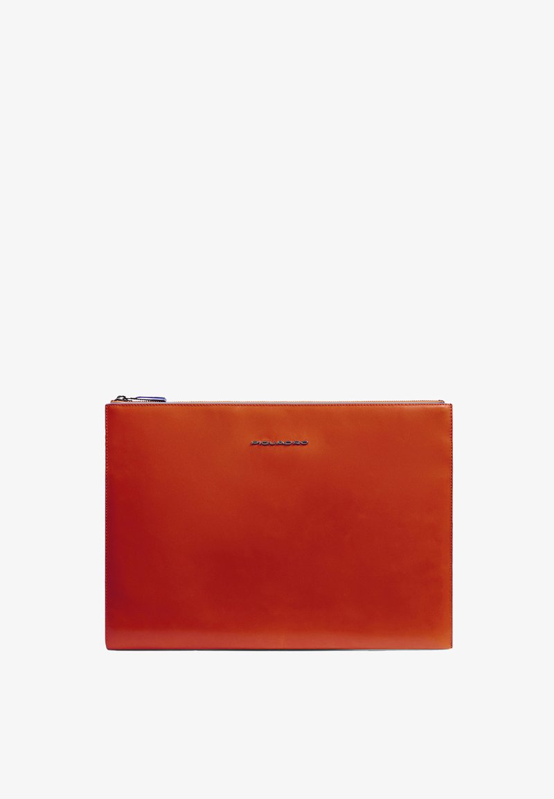 Funda para documentos de cuero en color naranja brillante, forma rectangular plana, textura lisa, con cremallera superior y una discreta marca azul en el centro.