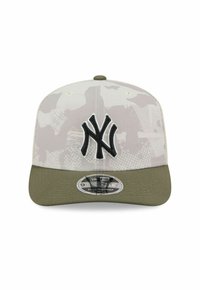 Camo-Muster Mütze in Hellgrau und Khaki mit einem schwarzen gestickten NY-Logo und einem flachen Schirm; verfügt über einen Stretch-Snap-Verschluss.
