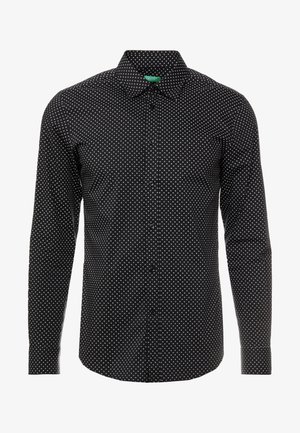 Schwarzes Hemd mit langen Ärmeln, Knopfleiste, kleinem weißem Punktmuster und klassischem Kragen.