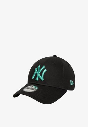 Schwarze Baseballmütze mit einem gebogenen Schirm. Verfügt über ein türkisfarben gesticktes "NY"-Logo auf der Vorderseite und ein kleines Logo an der Seite.