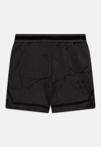 Sorte atletiske shorts med et revnet mønster, elastisk taljebånd med horisontale striber, og "J & J 90" trykt på nederste højre ben.