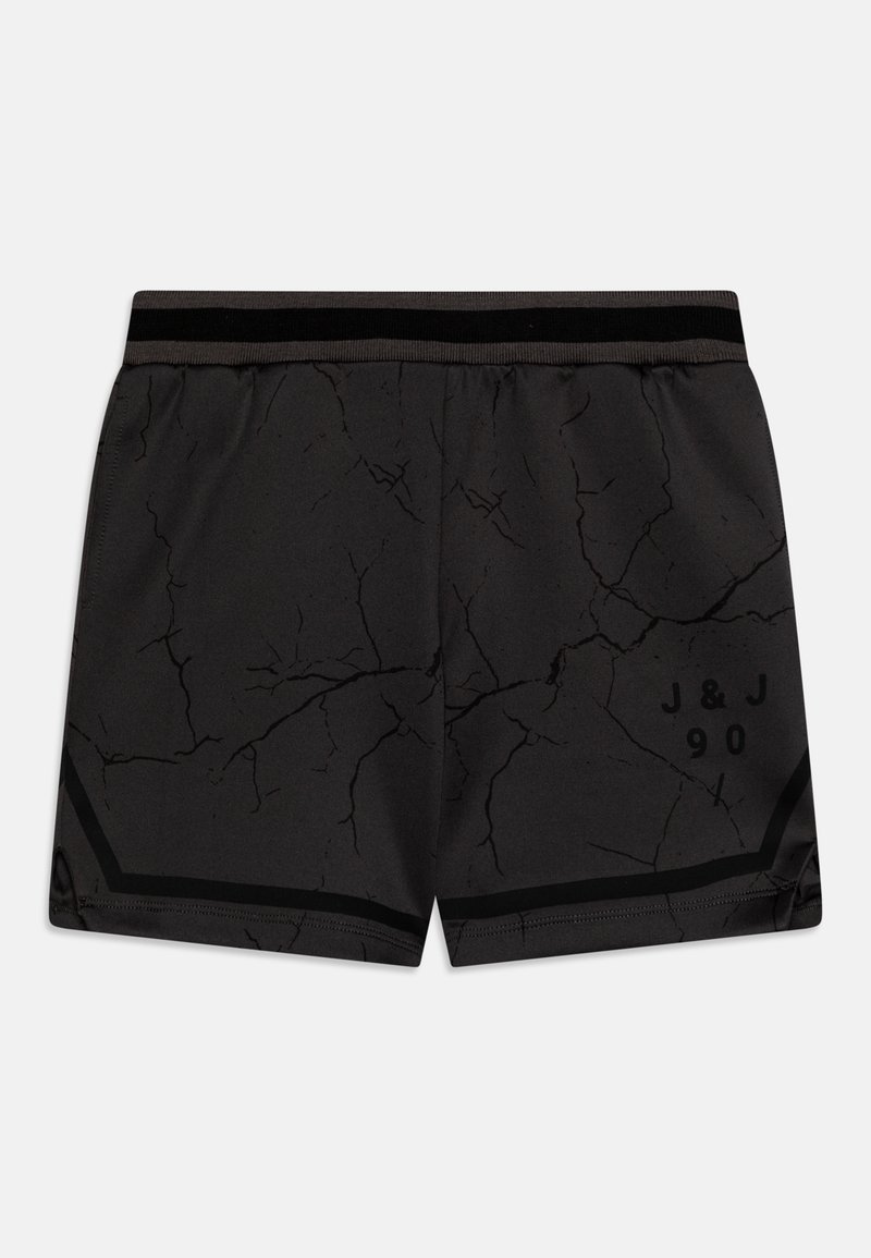 Sorte atletiske shorts med et revnet mønster, elastisk taljebånd med horisontale striber, og "J & J 90" trykt på nederste højre ben.