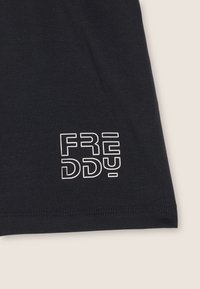 T-shirt in cotone nero con logo stampato bianco con il testo "FREDDY" sul lato sinistro in basso. Texture liscia, design a vestibilità standard.