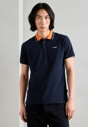 Polo majica tamnoplave boje od pamuka s narančastim okovratnikom i detaljima. Ima tri dugmeta i logo na prsima. Kratki rukavi i slim fit kroj.