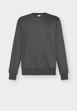 Temno siva majica s kapuco, izdelana iz mehkega blaga, z okroglim izrezom, dolgimi rokavi, rebrastimi manšetami in majhnim logotipom na prsih.