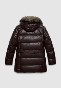 Giacca puffer marrone con cappuccio foderato in pelliccia, vita con cintura e texture trapuntata. Presenta un materiale liscio e lucido e una silhouette aderente.