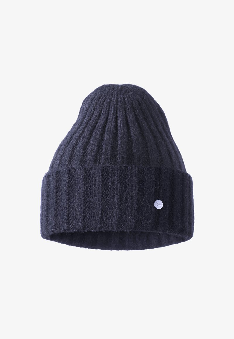 Pletená černomodrá čepice s žebrovanou texturou a sklopeným lemem. Na boku se nachází malá stříbrná loga. Měkký a teplý materiál.