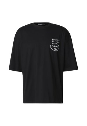 Svart bomulls-T-skjorte med løs passform, rund hals og grafisk detalj med koordinater og "Illinois, USA" i hvit tekst.