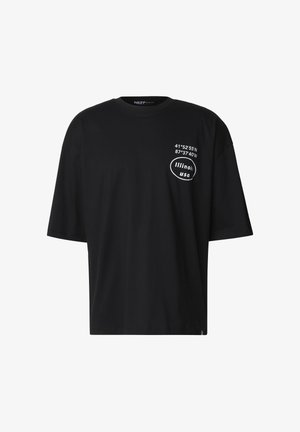 Svart bomulls-T-skjorte med løs passform, rund hals og grafisk detalj med koordinater og "Illinois, USA" i hvit tekst.