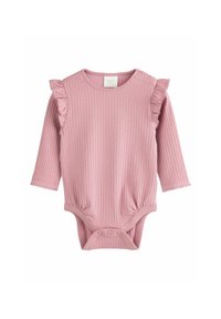 Langærmet lyserød ribbet babybodystocking med flæseudsmykninger på skuldrene og trykknaplukning i bunden for nem påklædning.