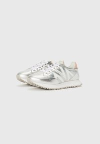 Metallisch silberne Sneakers mit weißen Schnürsenkeln, rosa Fersenakzenten und einer strukturierten weißen Sohle. Mit einem Logo-Detail an der Seite.