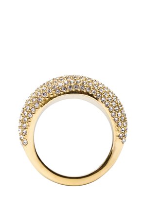 Gouden ring met een afgeronde band die aan de bovenkant bedekt is met meerdere kleine, fonkelende heldere edelstenen.
