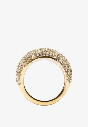 Gouden ring met een afgeronde band die aan de bovenkant bedekt is met meerdere kleine, fonkelende heldere edelstenen.
