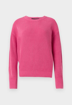 Roze, gebreide trui met een ronde halslijn, lange mouwen en ribbelstructuur. Het ontwerp heeft een licht cropped snit.