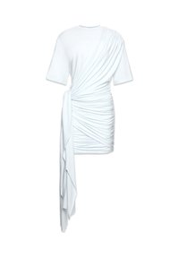 Rochie mini albă, cu mânecă scurtă, care are drapaje asimetrice plisate și un detaliu din țesătură fluidă care se lasă pe partea stângă.
