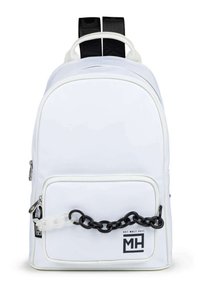 Mochila blanca con correas negras, cierre de cremallera y un bolsillo frontal con un detalle de cadena negra. Textura suave y diseño minimalista.